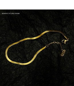 Vista macro de la cadena plana de serpiente bañada en oro 18K con cierre de mosquetón