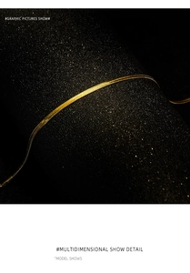 Detalle de tobillera de cadena de serpiente plana chapada en oro 18K en soporte negro