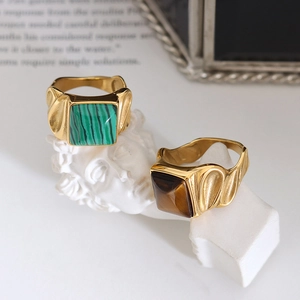Vintage Ringe aus vergoldetem Edelstahl mit quadratischem Tigerauge und grünem Malachit