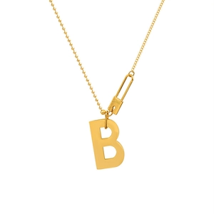 Collier en titane plaqué or 18 carats avec pendentif B et épingle à nourrice gravée Love