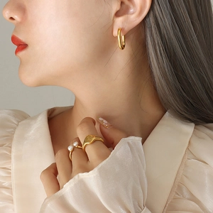 Boucles D'oreilles Créoles En Forme De U Minimalistes Acier Titane Plaqué Or 18K Géométriques Ovales Hautement Polies