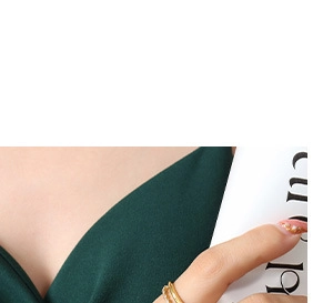 Detailansicht eines eleganten goldenen Doppelring am Finger im feinen französischen Stil