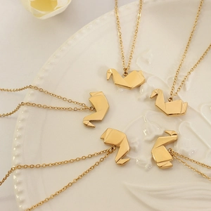 Collar de Colgante de Grulla de Papel Origami Minimalista para Mujer Acero de Titanio Chapado en Oro Cadena de Clavícula de Cisne Geométrico Joyería