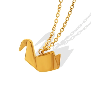 Collar con colgante de grulla de origami dorado en acero de titanio con sombra artística
