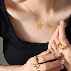 Collier Pendentif Boussole Acier Titane Plaqué Or 18K Vintage Médaille Pièce Ronde Étoile Bijoux Rétro Pour Femmes
