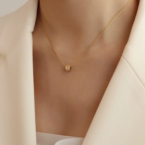 Collar dorado estilo francés con colgante de cilindro y circonitas en modelo