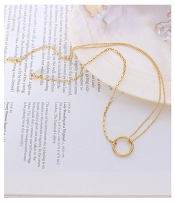 Detail der 18K vergoldeten zweilagigen Kette mit Ringanhänger und Karabinerverschluss