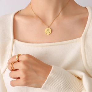 Collier minimaliste plaqué or 18 carats avec pendentif portrait et ensemble de bagues