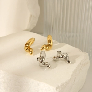 Vue détaillée de boucles d'oreilles ondulées en acier titane plaqué or 18 carats