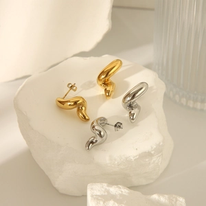 Boucles d'oreilles géométriques torsadées avec placage or 18 carats et argent poli
