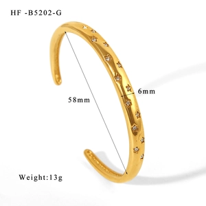 Dettaglio del bracciale placcato oro 18K con incisioni a stella e zirconi bianchi
