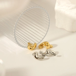 Élégantes boucles d'oreilles vagues plaquées or 18 carats, styles doré et argenté modernes