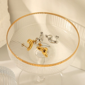 Boucles d'oreilles géométriques torsadées en or 18 carats et argent dans un verre