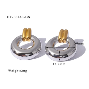 Detalle de pendientes de aro plateados de 30mm con cierre dorado y medidas precisas