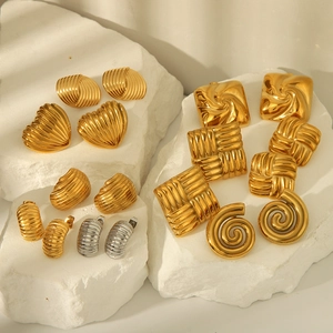 18K vergulde titanium stalen geometrische oorbellen set met diverse texturen en vormen
