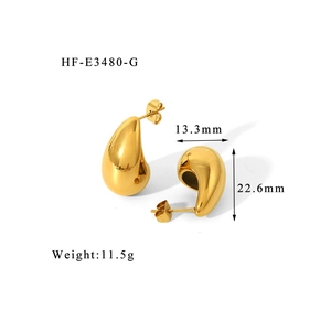 Detailed view of 18K gold teardrop earrings with dimensions of 13.3mm width and 22.6mm height