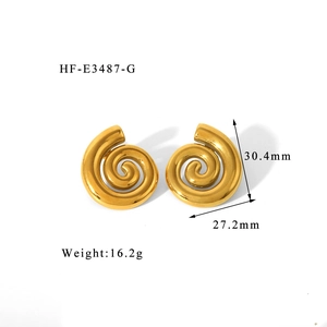 Detail van 18K vergulde titanium stalen spiraal oorbellen met 30,4 mm hoogte