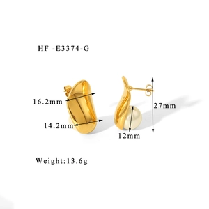 Detailed dimensions of 18K gold geometric twisted earrings with a 12mm white pearl