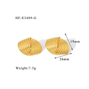 Detailweergave van gouden geometrische oorbellen met afmetingen van 26mm lang en 19mm breed