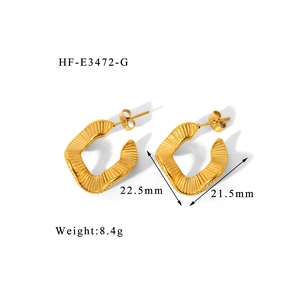Detail view of 18K gold irregular C-shape earrings with size and weight measurement specs