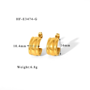 Detailed size view of 18K gold-plated C-shaped earrings with vertical ribbed texture