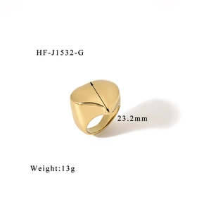 Detailed view of wide 18K gold polished ring with 23.2mm width and 13g weight