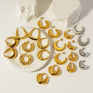 Boucles d'oreilles créoles en acier titane en forme de croissant avec finition dorée miroir