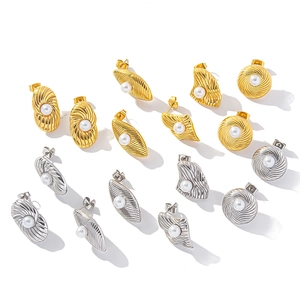 Orecchini vintage in acciaio al titanio con perle e texture geometrica in oro e argento