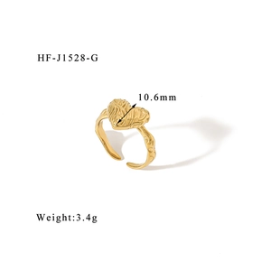 Detail view of heart-shaped ring with 10.6mm diameter and 3.4g weight specifications
