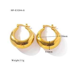 Boucles d'oreilles créoles en acier poli en forme de C, dimensions 28mm par 8,6mm