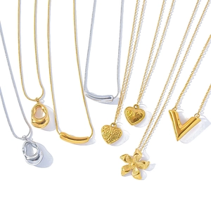 Collection de colliers plaqués or 18 carats et argent avec pendentifs cœur et fleur