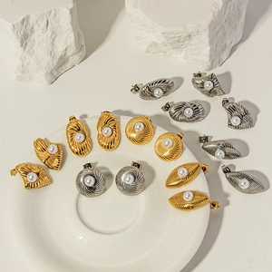 Orecchini geometrici in acciaio al titanio dorato 18K con perle stile vintage francese