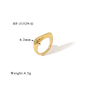 Detail of a minimalist gold wave ring showing 6.2mm thickness and 4.5g weight info