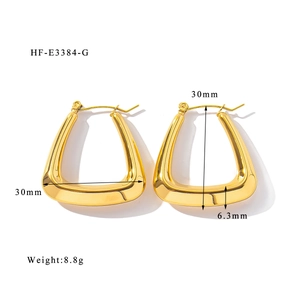 Détail macro des boucles d'oreilles en U dorées avec dimensions et poids affichés