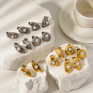Orecchini vintage francesi in acciaio al titanio 18K con perle e texture a righe