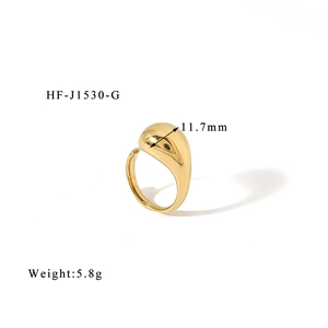 Detailed view of golden teardrop ring with 11.7mm top width and 5.8g weight specs
