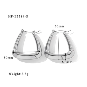 Boucles d'oreilles argentées en C de 30mm avec dimensions et poids de 8,8g spécifié