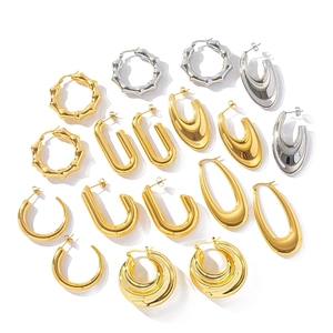 Orecchini a cerchio a forma di U in oro 18 carats e argento con vari design geometrici