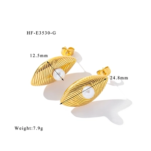 Dettaglio della trama a strisce e perla su orecchini in oro 18K con dimensioni specificate
