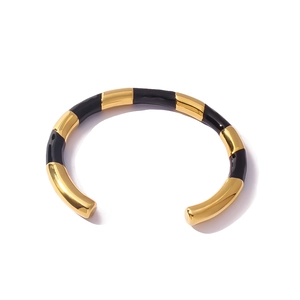 Bracciale rigido aperto in acciaio al titanio con smalto nero e finitura dorata chic