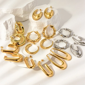 Eleganti orecchini a U in acciaio al titanio oro 18K e argento su espositore in pietra