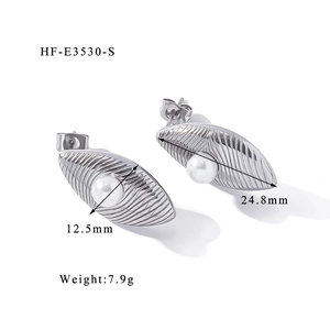 Dettaglio orecchini a foglia d'argento con perla con misure 24,8 mm e 12,5 mm incluse
