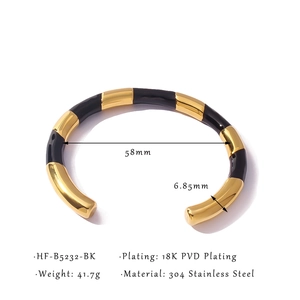 Dettaglio del bracciale in acciaio al titanio placcato oro 18K PVD con smalto nero