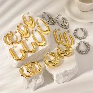 Collezione di orecchini geometrici in acciaio al titanio con finitura a specchio oro 18K
