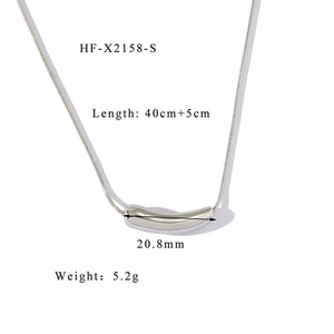 Vue macro d'un collier pendentif courbe argenté avec détails de taille précis