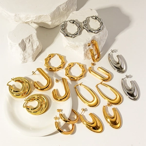 Orecchini a U in acciaio al titanio con finitura lucida a specchio oro 18K e argento