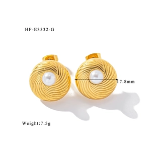 Dettaglio degli orecchini geometrici placcati in oro 18K con perla e texture a spirale