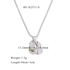 Paramètres de taille détaillés du collier à pendentif ovale creux argenté au fini poli miroir
