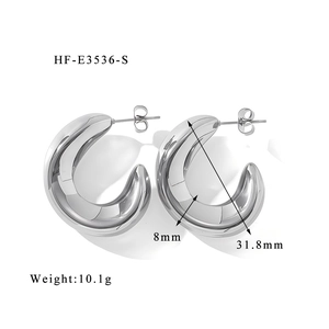 Détail de boucles d'oreilles créoles en C argentées, diamètre 31,8mm et épaisseur 8mm