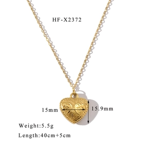 Détails d'un pendentif cœur plaqué or 18K avec motifs texturés et spécifications de taille